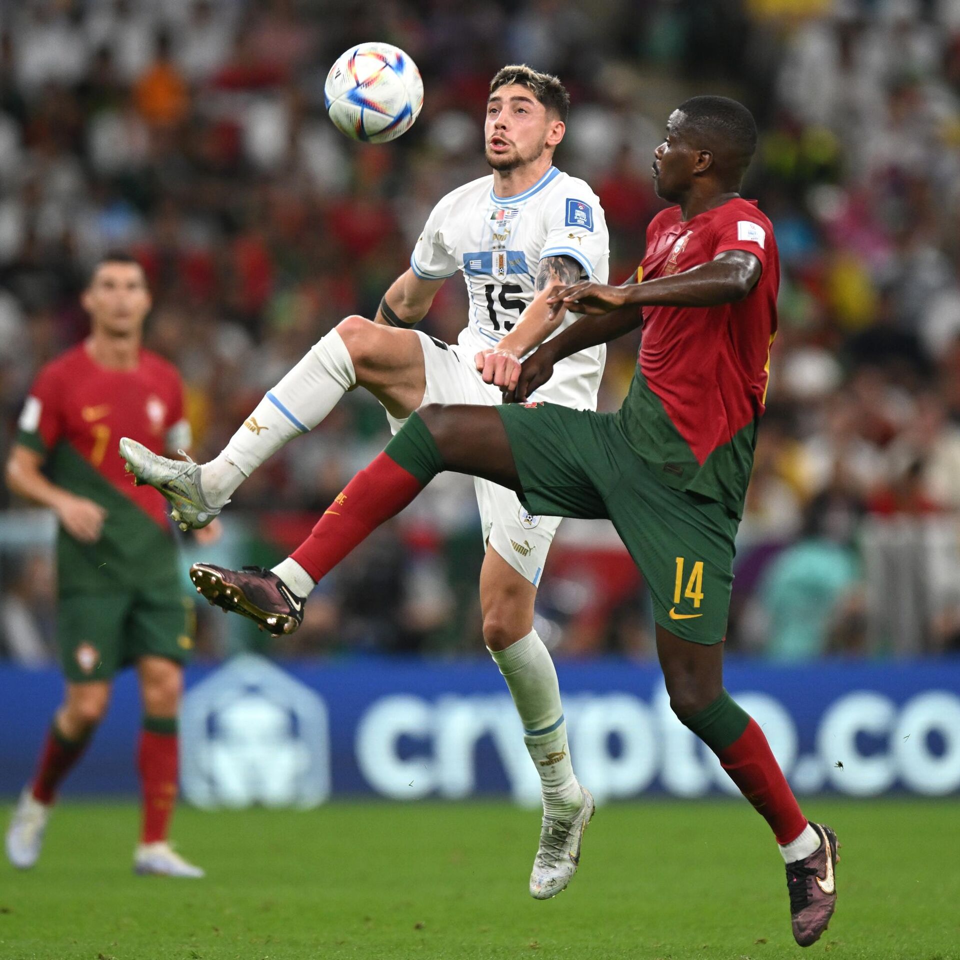 Azione intensa di basket vicino al canestro