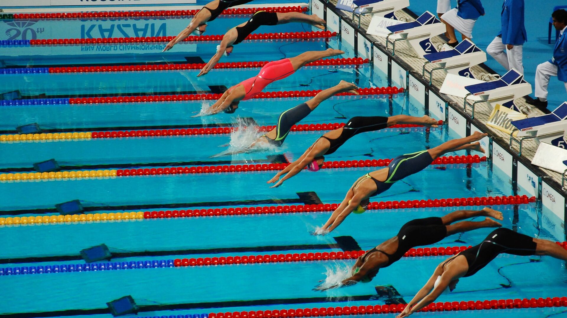 Partita di calcio su un grande campo con giocatori in azione