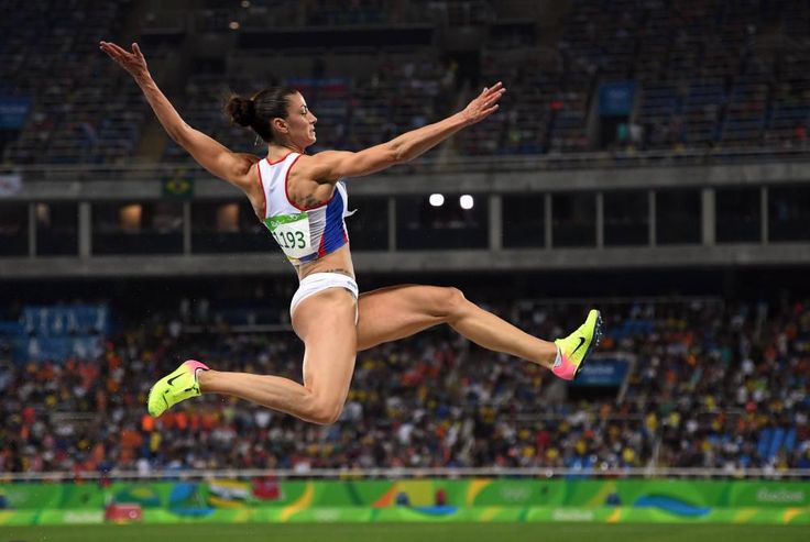 Allenamento di nuoto in piscina con corsie
